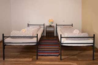 Хостелы Zen Hostel by Pura Vida Клуж-Напока Двухместный номер с 2 отдельными кроватями и ванной комнатой-5