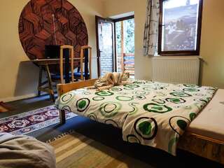 Хостелы Zen Hostel by Pura Vida Клуж-Напока Двухместный номер с 1 кроватью и собственной ванной комнатой-3