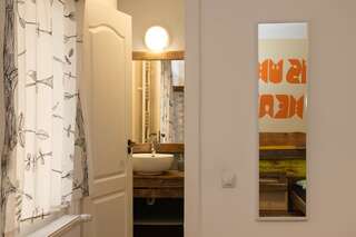 Хостелы Zen Hostel by Pura Vida Клуж-Напока Двухместный номер с 1 кроватью и собственной ванной комнатой-5