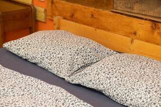 Хостелы Zen Hostel by Pura Vida Клуж-Напока Двухместный номер с 1 кроватью и собственной ванной комнатой-7