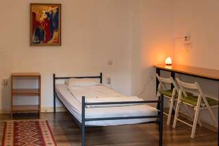 Хостелы Zen Hostel by Pura Vida Клуж-Напока Двухместный номер с 1 кроватью или 2 отдельными кроватями и ванной комнатой-2