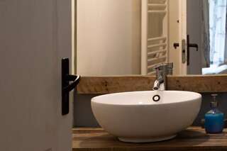 Хостелы Zen Hostel by Pura Vida Клуж-Напока Двухместный номер с 1 кроватью или 2 отдельными кроватями и ванной комнатой-3