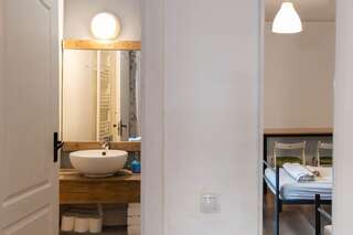 Хостелы Zen Hostel by Pura Vida Клуж-Напока Двухместный номер с 1 кроватью или 2 отдельными кроватями и ванной комнатой-4